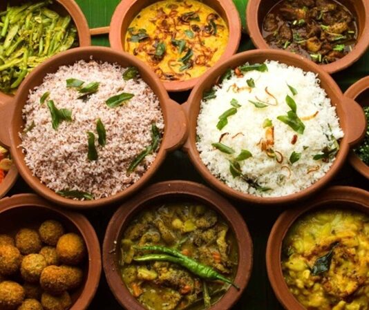 Sri Lanka, Hint Okyanusu’nun kalbinde yer alan ve tarih boyunca farklı kültürlerin etkisi altında kalmış bir ada ülkesidir. Bu durum, Sri Lanka mutfağının zengin ve çeşitlilik dolu bir yapıya sahip olmasını sağlamıştır. Hindistan, Portekiz ve Hollanda gibi kültürlerin etkisi, yemeklerde hem lezzet hem de aromatik çeşitlilik yaratmıştır. Baharatların yoğun kullanımı, tropikal meyve ve sebzelerin ustaca harmanlanması, Sri Lanka mutfağının karakteristik özelliklerindendir. Konulu bir haber görseli