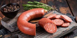 Sucuklu kahvaltı, Türk mutfağının en sevilen kahvaltılıklarından biri olarak öne çıkıyor. Sucuk, özellikle kahvaltı sofralarında hem lezzeti hem de doyuruculuğuyla bilinir. Türkiye’nin farklı bölgelerinde yerel tariflerle hazırlanan sucuk, kahvaltı kültürünün vazgeçilmez öğelerinden biri olarak sofralarda yer alıyor. Konulu bir haber görseli.