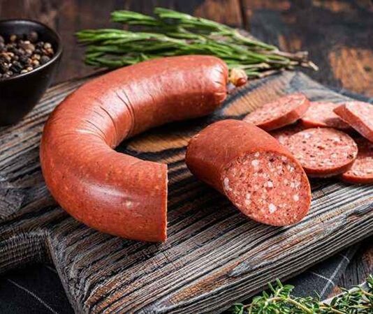 Sucuklu kahvaltı, Türk mutfağının en sevilen kahvaltılıklarından biri olarak öne çıkıyor. Sucuk, özellikle kahvaltı sofralarında hem lezzeti hem de doyuruculuğuyla bilinir. Türkiye’nin farklı bölgelerinde yerel tariflerle hazırlanan sucuk, kahvaltı kültürünün vazgeçilmez öğelerinden biri olarak sofralarda yer alıyor. Konulu bir haber görseli.