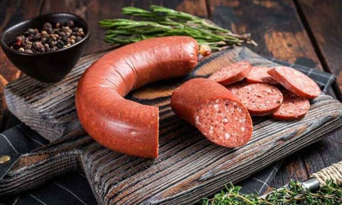 Sucuklu kahvaltı, Türk mutfağının en sevilen kahvaltılıklarından biri olarak öne çıkıyor. Sucuk, özellikle kahvaltı sofralarında hem lezzeti hem de doyuruculuğuyla bilinir. Türkiye’nin farklı bölgelerinde yerel tariflerle hazırlanan sucuk, kahvaltı kültürünün vazgeçilmez öğelerinden biri olarak sofralarda yer alıyor. Konulu bir haber görseli.