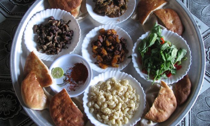 Sudan mutfağı, Afrika kıtasının doğusunda yer alan bu geniş coğrafyanın kültürel çeşitliliğini ve tarih boyunca oluşmuş etkileşimlerini sofralara taşıyan bir mirastır. Ülke, Nil Nehri’nin bereketli toprakları sayesinde tarım açısından zengin bir yapıya sahiptir ve bu durum mutfak kültürüne de doğrudan yansımaktadır. Sudan mutfağı aynı zamanda Arap, Afrika ve hatta Osmanlı etkilerinin bir arada hissedildiği bir gastronomi dünyası sunar. Bu nedenle Sudan’da sofraya oturduğunuzda yalnızca yemek değil, aynı zamanda tarih ve kültür de tatmış olursunuz. Konulu bir haber görseli.