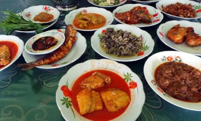 Sulawesi Mutfağı Sulawesi Mutfağı, Endonezya’nın en özgün gastronomi kültürlerinden biridir. Coğrafi yapısı itibarıyla dağlar, sahiller ve ormanlarla çevrili olan Sulawesi Adası, mutfağına çeşitlilik katmıştır. Bu zengin coğrafya sayesinde hem deniz ürünleri hem de kara kaynakları mutfakta önemli bir yer edinmiştir. Tarih boyunca ada, farklı kültürlerle etkileşim halinde olduğu için yemeklerinde Çin, Arap ve Hint mutfaklarından da izler bulunur. Konulu bir haber görseli.