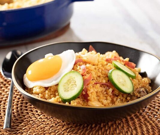 Surinam mutfağı, Afrika, Hindistan, Endonezya ve Hollanda etkilerini bir araya getiren, kültürel çeşitliliği ile öne çıkan bir mutfaktır. Sömürge geçmişi ve göçmen toplulukların etkisi, yemek kültürünü şekillendirmiştir. Yemekler hem günlük yaşamda hem de özel kutlamalarda kültürel bir miras olarak sofralarda yer bulur. Konulu bir haber görseli.