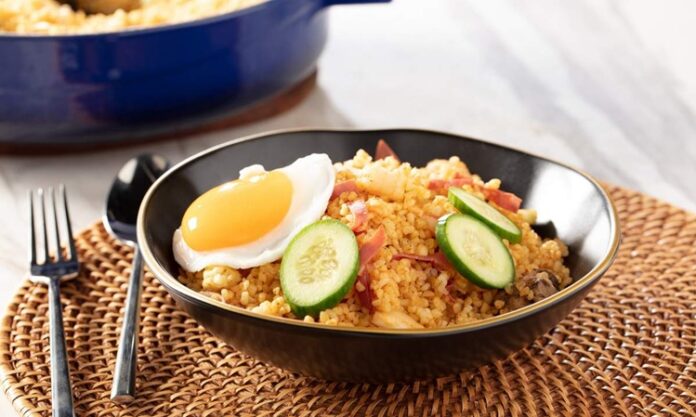 Surinam mutfağı, Afrika, Hindistan, Endonezya ve Hollanda etkilerini bir araya getiren, kültürel çeşitliliği ile öne çıkan bir mutfaktır. Sömürge geçmişi ve göçmen toplulukların etkisi, yemek kültürünü şekillendirmiştir. Yemekler hem günlük yaşamda hem de özel kutlamalarda kültürel bir miras olarak sofralarda yer bulur. Konulu bir haber görseli.