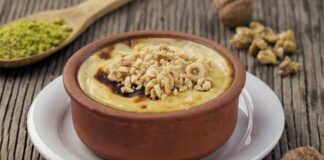 Sütlü tatlılar, Türk mutfağında uzun yıllardır sevilen ve sıkça tüketilen lezzetler arasında yer alır. Hem hafif hem de tatmin edici yapılarıyla, her öğünün sonunda keyifle yenirler. Sütlü tatlılar, özellikle ev yapımı tariflerle sofralara sıcaklık ve samimiyet katar. Günümüzde klasik tariflerin yanı sıra modern yorumlarla da çeşitlenen sütlü tatlılar, damak zevkine hitap eden geniş bir yelpazeye sahiptir. Konulu bir haber görseli.