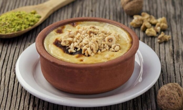 Sütlü tatlılar, Türk mutfağında uzun yıllardır sevilen ve sıkça tüketilen lezzetler arasında yer alır. Hem hafif hem de tatmin edici yapılarıyla, her öğünün sonunda keyifle yenirler. Sütlü tatlılar, özellikle ev yapımı tariflerle sofralara sıcaklık ve samimiyet katar. Günümüzde klasik tariflerin yanı sıra modern yorumlarla da çeşitlenen sütlü tatlılar, damak zevkine hitap eden geniş bir yelpazeye sahiptir. Konulu bir haber görseli.