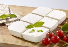 Süzme peynir, Anadolu mutfağının en sevilen peynir çeşitlerinden biridir ve kökeni yüzyıllar öncesine dayanır. İsmini, üretim sürecinde peynirin fazla suyunun süzülmesinden alır. Bu yöntem, peynirin yoğun ve kremamsı bir doku kazanmasını sağlar. Konulu bir haber görseli.