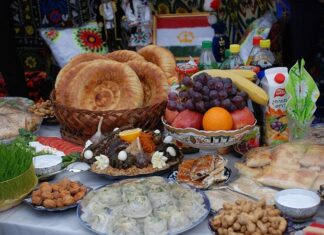 Tacikistan mutfağı, Orta Asya’nın dağlık bölgelerinde göçebe ve tarım kültürlerinin birleşimiyle oluşmuş, hem besleyici hem de lezzetli yemekleriyle öne çıkan bir mutfaktır. Tarih boyunca hayvancılık, tahıl üretimi ve baharat kullanımı mutfağın temel taşlarını oluşturmuştur. Et ve tahıllar günlük beslenmenin başlıca öğeleri iken, sebzeler ve taze otlar yemeklerin aromasını ön plana çıkarır. Konulu bir haber görseli.