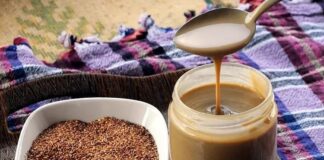 Tahin, binlerce yıldır sofralarda yer alan geleneksel bir gıda olarak bilinir. Susamın ezilmesiyle elde edilen bu ürün, hem tat hem de besin değeri açısından zengindir. Orta Doğu ve Anadolu mutfaklarında uzun yıllardır kahvaltılarda ve tatlılarda kullanılır. Konulu bir haber görseli.