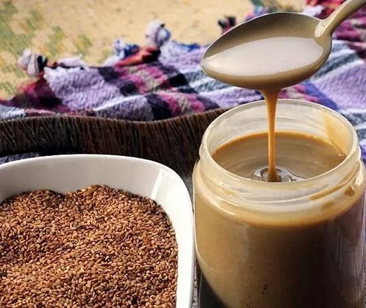 Tahin, binlerce yıldır sofralarda yer alan geleneksel bir gıda olarak bilinir. Susamın ezilmesiyle elde edilen bu ürün, hem tat hem de besin değeri açısından zengindir. Orta Doğu ve Anadolu mutfaklarında uzun yıllardır kahvaltılarda ve tatlılarda kullanılır. Konulu bir haber görseli.