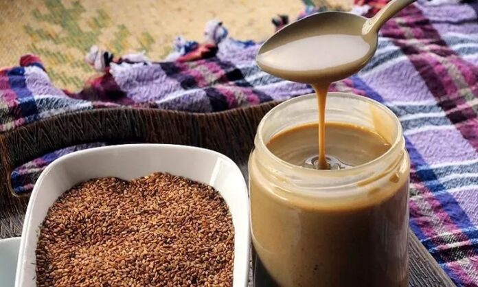 Tahin, binlerce yıldır sofralarda yer alan geleneksel bir gıda olarak bilinir. Susamın ezilmesiyle elde edilen bu ürün, hem tat hem de besin değeri açısından zengindir. Orta Doğu ve Anadolu mutfaklarında uzun yıllardır kahvaltılarda ve tatlılarda kullanılır. Konulu bir haber görseli.
