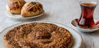 Tahin, susamın öğütülmesiyle elde edilen yoğun ve besleyici bir sostur. Tarih boyunca Orta Doğu ve Anadolu mutfağında hem kahvaltılık hem de tatlılarda kullanılmıştır. Tahinle fırın tatlısı, hem tahinin kendine has aroması hem de pişirme teknikleriyle benzersiz bir lezzet sunar. Konulu bir haber görseli.