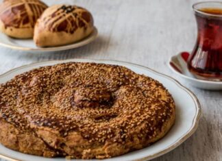 Tahinle Fırın Tatlısı: Gelenekten Modern Sofralara Lezzet Yolculuğu Tahin, susamın öğütülmesiyle elde edilen yoğun ve besleyici bir sostur. Tarih boyunca Orta Doğu ve Anadolu mutfağında hem kahvaltılık hem de tatlılarda kullanılmıştır. Tahinle fırın tatlısı, hem tahinin kendine has aroması hem de pişirme teknikleriyle benzersiz bir lezzet sunar. Konulu bir haber görseli.