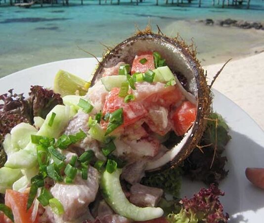 Tahiti Mutfağı, Fransız Polinezyası’nın en büyük adası olan Tahiti’nin zengin kültürel ve tarihsel geçmişini sofralara taşıyan bir gastronomi anlayışıdır. Ada halkı yüzyıllardır deniz ürünleri, tropikal meyveler ve kök sebzeleri kullanarak kendine özgü tarifler geliştirmiştir. Hindistancevizi, balık ve taro, Tahiti mutfağının temel ögelerindendir. Konulu bir haber görseli.
