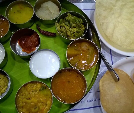 Tamil Mutfağı, Hindistan’ın Tamil Nadu bölgesine özgü zengin bir gastronomi geleneğini yansıtır. Bu mutfak, baharatlı yemekler, pirinç ve hindistancevizi kullanımının ön plana çıktığı bir kültürü temsil eder. Tamil Mutfağı, hem günlük sofralarda hem de özel kutlamalarda tercih edilen yemekleri ile tanınır. Konulu bir haber görseli.