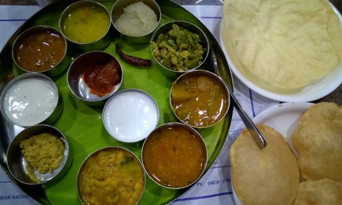 Tamil Mutfağı, Hindistan’ın Tamil Nadu bölgesine özgü zengin bir gastronomi geleneğini yansıtır. Bu mutfak, baharatlı yemekler, pirinç ve hindistancevizi kullanımının ön plana çıktığı bir kültürü temsil eder. Tamil Mutfağı, hem günlük sofralarda hem de özel kutlamalarda tercih edilen yemekleri ile tanınır. Konulu bir haber görseli.