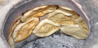 Tandırlama, Türk mutfağının en köklü ve karakteristik pişirme yöntemlerinden biridir. Asırlardır Anadolu’da uygulanan bu yöntem, yalnızca bir yemek pişirme tekniği olmanın ötesinde, toplumsal bir kültürün ve ortak yaşam biçiminin de yansımasıdır. Göçebe Türk topluluklarının Orta Asya’dan taşıdığı bu gelenek, yerleşik hayata geçildikten sonra da korunmuş ve özellikle kırsal bölgelerde vazgeçilmez hale gelmiştir. Konulu bir haber görseli.