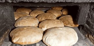 Taş fırın ekmeği, yüzyıllardır Anadolu’nun en önemli mutfak geleneklerinden biri olarak bilinir. Bu ekmek türü, özellikle köy ve kasabalarda taş veya toprak fırınlarda pişirilerek sofralara gelir. Tarih boyunca taş fırın ekmeği, hem günlük beslenmenin hem de özel günlerin vazgeçilmez bir parçası olmuştur. Konulu bir haber görseli.