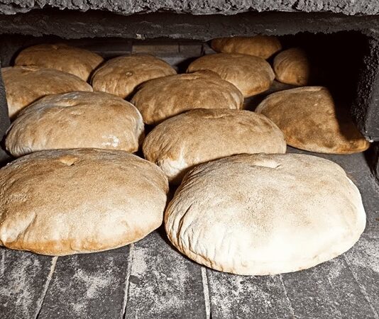 Taş fırın ekmeği, yüzyıllardır Anadolu’nun en önemli mutfak geleneklerinden biri olarak bilinir. Bu ekmek türü, özellikle köy ve kasabalarda taş veya toprak fırınlarda pişirilerek sofralara gelir. Tarih boyunca taş fırın ekmeği, hem günlük beslenmenin hem de özel günlerin vazgeçilmez bir parçası olmuştur. Konulu bir haber görseli.