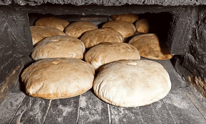 Taş fırın ekmeği, yüzyıllardır Anadolu’nun en önemli mutfak geleneklerinden biri olarak bilinir. Bu ekmek türü, özellikle köy ve kasabalarda taş veya toprak fırınlarda pişirilerek sofralara gelir. Tarih boyunca taş fırın ekmeği, hem günlük beslenmenin hem de özel günlerin vazgeçilmez bir parçası olmuştur. Konulu bir haber görseli.