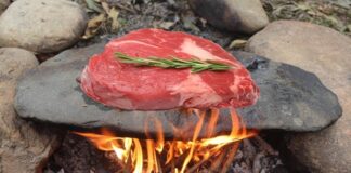 Geleneksel mutfaklarda uzun yıllardır uygulanan taşta pişirme, yemeklere hem farklı bir aroma hem de eşsiz bir lezzet kazandırır. Bu yöntem, malzemelerin doğal sularını ve dokularını koruyarak pişmesini sağlar. Modern mutfaklarda hızlı pişirme yöntemleri yaygın olsa da, taşta pişirme özellikle et ve sebzeler için vazgeçilmez bir pişirme tekniğidir. Konulu bir haber görseli.