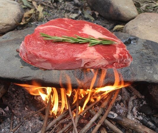 Geleneksel mutfaklarda uzun yıllardır uygulanan taşta pişirme, yemeklere hem farklı bir aroma hem de eşsiz bir lezzet kazandırır. Bu yöntem, malzemelerin doğal sularını ve dokularını koruyarak pişmesini sağlar. Modern mutfaklarda hızlı pişirme yöntemleri yaygın olsa da, taşta pişirme özellikle et ve sebzeler için vazgeçilmez bir pişirme tekniğidir. Konulu bir haber görseli.
