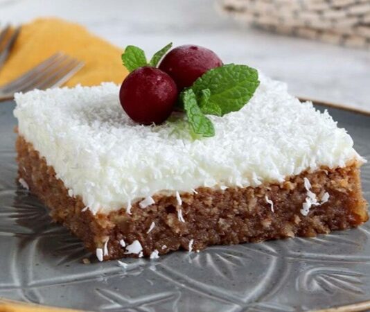 Tatlı Dünyası Ve Kültürel Lezzetleri İnsanlık tarihine bakıldığında tatlı, sadece bir lezzet değil aynı zamanda kültürel ve sosyal bir unsur olarak da öne çıkmaktadır. İlk çağlarda doğal şeker kaynaklarından elde edilen bal ve meyveler, tatlı ihtiyacını karşılamanın yanı sıra ritüel ve kutlamaların da bir parçası olmuştur. Antik uygarlıklarda tatlılar, özellikle dini törenlerde ve özel günlerde sunulan ikramlar arasında yer almıştır. Konulu bir haber görseli.