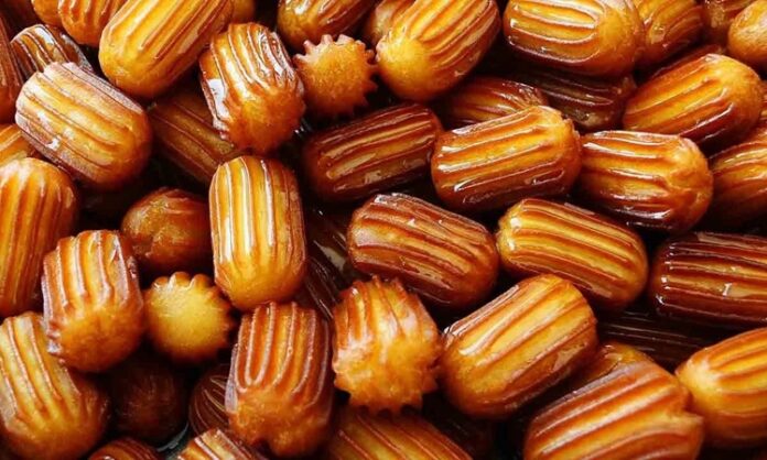 Geleneksel tariflerden modern mutfak tekniklerine kadar, tatlı ve özel teknikler lezzet, doku ve sunum açısından büyük fark yaratır. Tatlı hazırlarken sadece malzemelerin kalitesi değil, aynı zamanda kullanılan teknikler de yemeğin başarısını belirler. Özel teknikler, şekerleme, krema hazırlama, sıcaklık kontrolü ve katmanlı sunum gibi unsurları kapsar. Konulu bir haber görseli.