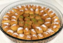 Geleneksel ve modern sofraların vazgeçilmez finali olan tatlılar, ziyafetlerin en özel ve unutulmaz anlarını oluşturur. Her damak tadına hitap eden çeşitlilikte sunulan tatlılar, sadece lezzetleriyle değil, aynı zamanda estetik görünümleriyle de sofralara renk katar. Tatlıların doğru seçimi ve sunumu, bir yemeğin tamamlayıcısı olarak misafirlerin yüzünde tatlı bir tebessüm bırakır. Özellikle özel davetlerde ve bayram sofralarında tatlılar, buluşmanın ve paylaşmanın simgesi haline gelir. Konulu bir haber görseli.