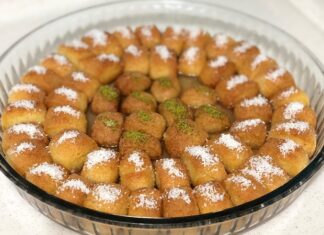 Geleneksel ve modern sofraların vazgeçilmez finali olan tatlılar, ziyafetlerin en özel ve unutulmaz anlarını oluşturur. Her damak tadına hitap eden çeşitlilikte sunulan tatlılar, sadece lezzetleriyle değil, aynı zamanda estetik görünümleriyle de sofralara renk katar. Tatlıların doğru seçimi ve sunumu, bir yemeğin tamamlayıcısı olarak misafirlerin yüzünde tatlı bir tebessüm bırakır. Özellikle özel davetlerde ve bayram sofralarında tatlılar, buluşmanın ve paylaşmanın simgesi haline gelir. Konulu bir haber görseli.