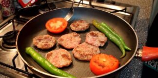 Tavada yemek, geleneksel mutfaklardan modern sofralara kadar uzanan bir pişirme yöntemidir. Tavada yapılan yemekler, kısa sürede hazırlanabilmesi ve malzemelerin lezzetini koruması nedeniyle özellikle yoğun yaşam temposuna sahip kişiler için ideal bir seçenek sunar. Türkiye’de tavada yemek kültürü, hem ev mutfaklarında hem de restoranlarda yaygın şekilde kullanılır. Konulu bir haber görseli.