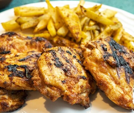 Günlük beslenmede en çok tercih edilen protein kaynaklarından biri olan tavuklu tarifler, hem pratik hem de besleyici özellikleriyle sofraların vazgeçilmezi haline gelmiştir. Tavuk eti, düşük yağ oranı ve yüksek protein değeri sayesinde sağlıklı beslenmeyi desteklerken, farklı pişirme yöntemleriyle çeşitlenen tariflerle de mutfaklarda geniş bir yelpazeye sahiptir. Konulu bir haber görseli.