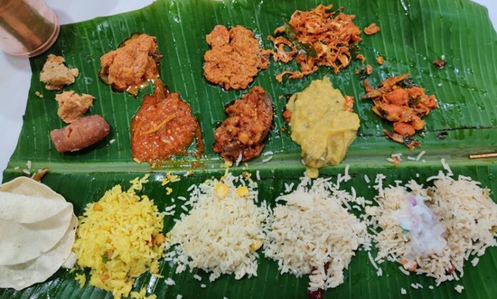 Telugu Mutfağı, Hindistan’ın Andhra Pradesh ve Telangana bölgelerine özgü geleneksel bir yemek kültürünü yansıtır. Bu mutfak, baharatlı yemekler, pirinç ve baklagillerin yoğun kullanımı ile bilinir. Telugu Mutfağı, günlük sofralardan özel kutlamalara kadar geniş bir yelpazede yemek seçenekleri sunar. Konulu bir haber görseli.