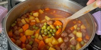 Tencere yemekleri, Türk mutfağının en köklü ve geleneksel yemek türlerinden biridir. Hem pratik hem de doyurucu olması, onu günlük sofraların baş tacı yapar. Özellikle ev yemekleri denildiğinde akla ilk gelen seçeneklerden olan bu lezzetler, malzeme çeşitliliği ve pişirme yöntemleriyle her damak zevkine hitap eder. Etli, sebzeli, bakliyatlı ya da tavuklu olarak hazırlanabilen tencere yemekleri, yumuşak dokusu ve besleyici yapısıyla her yaştan insanın severek tükettiği bir yemek grubudur. Konulu bir haber görseli.