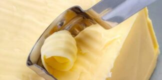 Türk mutfağında balık kızartma farklı şekillerde yapılabilir, ancak tereyağı kullanılarak hazırlanan tarifler her zaman daha özel bir yere sahiptir. Özellikle Karadeniz ve Ege kıyılarında sıkça tercih edilen bu yöntem, hem lezzeti hem de kokusuyla sofralara ayrı bir tat katar. Tereyağında pişirilen balıkların dışı çıtır olurken içi yumuşak kalır ve bu da yemeği diğer kızartmalardan ayırır. Konulu bir haber görseli.