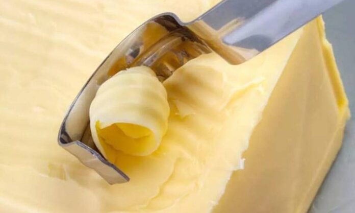 Türk mutfağında balık kızartma farklı şekillerde yapılabilir, ancak tereyağı kullanılarak hazırlanan tarifler her zaman daha özel bir yere sahiptir. Özellikle Karadeniz ve Ege kıyılarında sıkça tercih edilen bu yöntem, hem lezzeti hem de kokusuyla sofralara ayrı bir tat katar. Tereyağında pişirilen balıkların dışı çıtır olurken içi yumuşak kalır ve bu da yemeği diğer kızartmalardan ayırır. Konulu bir haber görseli.