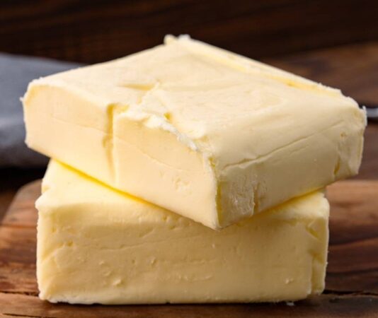 Tereyağında Kavurma Tekniğiyle Yemeklere Zengin Tat Tereyağında kavurma, yemek pişirme teknikleri arasında hem aroması hem de dokusuyla öne çıkan bir yöntemdir. Tereyağı, yiyeceklere zengin bir lezzet katarken pişirme sırasında yiyeceklerin doğal aromasını da yoğunlaştırır. Bu teknik, özellikle et, sebze ve bazı baklagillerde tercih edilir ve hem ev mutfaklarında hem de restoranlarda sıkça uygulanır. Konulu bir haber görseli.