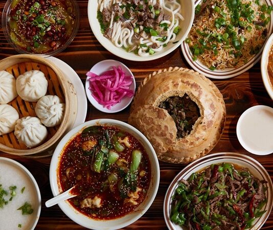 Tibet mutfağı, Himalayalar’ın zorlu coğrafyası ve yüksek rakımı ile şekillenmiş bir mutfaktır. Bu mutfak, enerji veren ve doyurucu yemekleriyle hem günlük hayatta hem de dini ritüellerde önemli bir yere sahiptir. Tibet mutfağı, bölgenin geleneksel yaşam biçimi ve kültürel değerlerini yansıtan bir araç olarak kabul edilir. Konulu bir haber görseli.