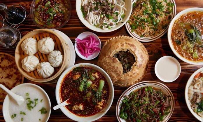 Tibet mutfağı, Himalayalar’ın zorlu coğrafyası ve yüksek rakımı ile şekillenmiş bir mutfaktır. Bu mutfak, enerji veren ve doyurucu yemekleriyle hem günlük hayatta hem de dini ritüellerde önemli bir yere sahiptir. Tibet mutfağı, bölgenin geleneksel yaşam biçimi ve kültürel değerlerini yansıtan bir araç olarak kabul edilir. Konulu bir haber görseli.