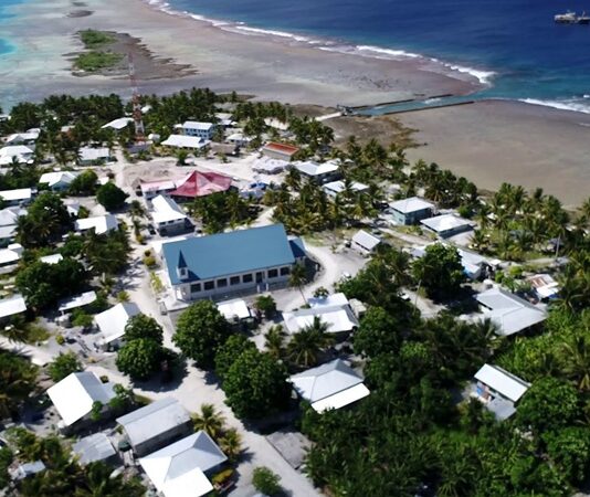 Tokelau Mutfağı, Güney Pasifik’in küçük adalar topluluğu Tokelau’nun geleneksel beslenme alışkanlıklarını ve kültürel geçmişini yansıtır. Ada halkı, yüzyıllardır deniz ürünleri, tropikal meyveler ve kök sebzeler kullanarak kendine özgü tarifler geliştirmiştir. Hindistancevizi, taro, balık ve muz, Tokelau mutfağının temel ögeleri arasında yer alır. Konulu bir haber görseli.