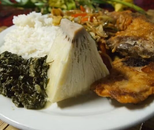 Tonga mutfağı, Güney Pasifik adalarında gelişmiş, tropikal ve doğal ürünlere dayalı bir mutfaktır. Tarih boyunca Polynesian kültürü ile şekillenen bu mutfak, hem geleneksel hem de modern tatları bir araya getirir. Tonga mutfağı, günlük yaşamda aile ve topluluk bağlarını güçlendiren sosyal bir unsur olarak büyük önem taşır. Konulu bir haber görseli.