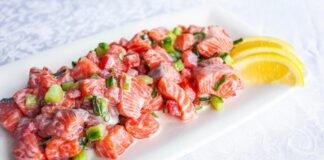 Tonga Mutfağı, Güney Pasifik’in tropikal adalarından Tonga’nın zengin kültürel geçmişini yansıtan bir gastronomi anlayışıdır. Yüzyıllardır ada halkı, deniz ürünleri, kök sebzeler ve tropikal meyveleri kullanarak kendine özgü tarifler geliştirmiştir. Hindistancevizi, balık ve taro, Tonga mutfağının temel ögeleri arasında yer alır. Konulu bir haber görseli.