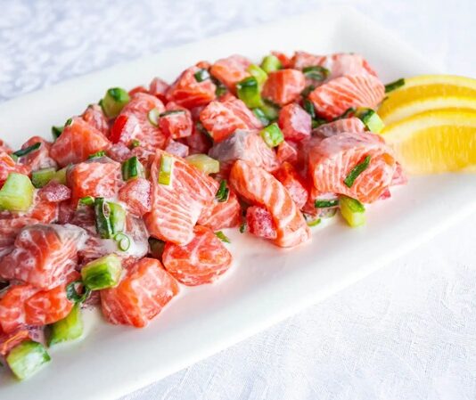 Tonga Mutfağı, Güney Pasifik’in tropikal adalarından Tonga’nın zengin kültürel geçmişini yansıtan bir gastronomi anlayışıdır. Yüzyıllardır ada halkı, deniz ürünleri, kök sebzeler ve tropikal meyveleri kullanarak kendine özgü tarifler geliştirmiştir. Hindistancevizi, balık ve taro, Tonga mutfağının temel ögeleri arasında yer alır. Konulu bir haber görseli.