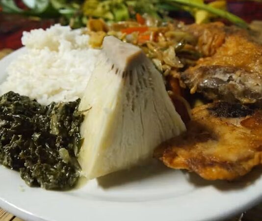 Tonga mutfağı, Pasifik Okyanusu’nun ortasında yer alan bu ada ülkesinin zengin kültürel yapısını yansıtan özel bir gastronomi dünyası sunar. Tarih boyunca hem coğrafi konum hem de ada halkının yaşam biçimi, Tonga mutfağının şekillenmesinde önemli bir rol oynamıştır. Tropikal iklim, bol deniz ürünleri, taro, muz, hindistancevizi gibi yerel ürünler mutfağın temel taşlarını oluşturur. Ayrıca toplumsal yaşamda yemeklerin paylaşılması, aile bağlarının güçlenmesine katkı sağlar. Bu nedenle Tonga mutfağı yalnızca damak tadı değil, aynı zamanda bir kültürel miras olarak da değerlendirilir. Konulu bir haber görseli.