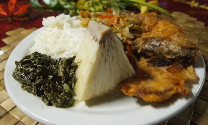 Tonga mutfağı, Pasifik Okyanusu’nun ortasında yer alan bu ada ülkesinin zengin kültürel yapısını yansıtan özel bir gastronomi dünyası sunar. Tarih boyunca hem coğrafi konum hem de ada halkının yaşam biçimi, Tonga mutfağının şekillenmesinde önemli bir rol oynamıştır. Tropikal iklim, bol deniz ürünleri, taro, muz, hindistancevizi gibi yerel ürünler mutfağın temel taşlarını oluşturur. Ayrıca toplumsal yaşamda yemeklerin paylaşılması, aile bağlarının güçlenmesine katkı sağlar. Bu nedenle Tonga mutfağı yalnızca damak tadı değil, aynı zamanda bir kültürel miras olarak da değerlendirilir. Konulu bir haber görseli.