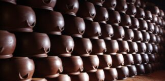 Toprak kapta pişirme, binlerce yıl öncesine dayanan geleneksel bir pişirme yöntemidir. Anadolu mutfağında ve Orta Doğu’da uzun yıllardır kullanılan bu teknik, yemeklere eşsiz bir aroma ve doku kazandırır. Toprak kaplar, ısıyı eşit dağıtarak yiyeceklerin yavaş ve dengeli şekilde pişmesini sağlar. Konulu bir haber görseli.