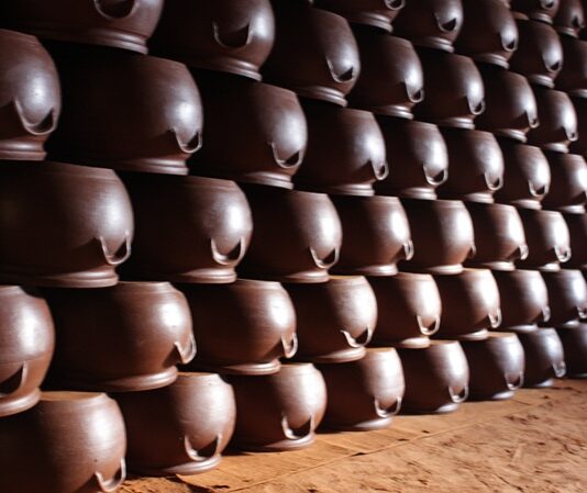 Toprak kapta pişirme, binlerce yıl öncesine dayanan geleneksel bir pişirme yöntemidir. Anadolu mutfağında ve Orta Doğu’da uzun yıllardır kullanılan bu teknik, yemeklere eşsiz bir aroma ve doku kazandırır. Toprak kaplar, ısıyı eşit dağıtarak yiyeceklerin yavaş ve dengeli şekilde pişmesini sağlar. Konulu bir haber görseli.