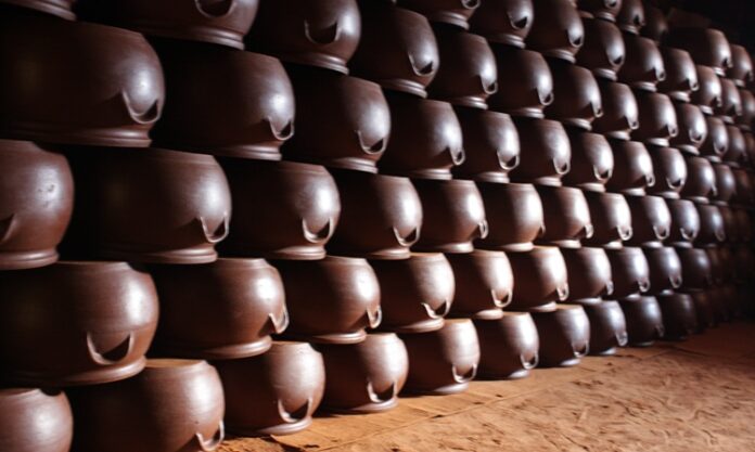 Toprak kapta pişirme, binlerce yıl öncesine dayanan geleneksel bir pişirme yöntemidir. Anadolu mutfağında ve Orta Doğu’da uzun yıllardır kullanılan bu teknik, yemeklere eşsiz bir aroma ve doku kazandırır. Toprak kaplar, ısıyı eşit dağıtarak yiyeceklerin yavaş ve dengeli şekilde pişmesini sağlar. Konulu bir haber görseli.