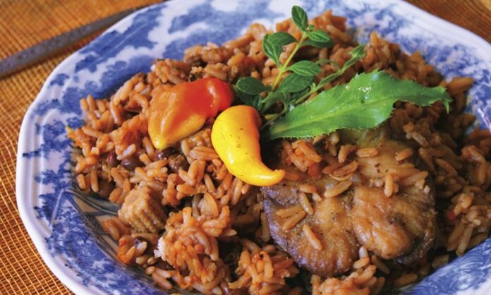 Trinidad ve Tobago mutfağı, Karayipler’in en renkli ve çok kültürlü mutfaklarından biri olarak öne çıkar. Afrika, Hindistan, Avrupa ve yerel Karayip etkilerinin birleşimiyle oluşan bu mutfak, hem baharatlı hem de aromatik lezzetleriyle tanınır. Trinidad ve Tobago yemekleri, ada halkının kültürel çeşitliliğini ve tarihsel geçmişini sofralara taşır. Ülkenin yemek kültürü, hem günlük yaşamda hem de özel günlerde büyük bir öneme sahiptir. Konulu bir haber görseli