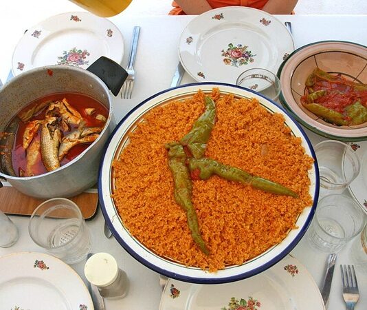 Tunus mutfağı, Akdeniz’in bereketli topraklarından ve Kuzey Afrika’nın güçlü kültürel etkilerinden doğmuş bir mutfaktır. Coğrafi konumu sayesinde hem Arap hem Berberi hem de Fransız mutfaklarından izler taşıyan bu yemek kültürü, farklı lezzetlerin birleşiminden oluşur. Tunus, yüzyıllar boyunca ticaret yolları üzerinde bulunduğu için baharatlar, tahıllar ve çeşitli sebzeler mutfağın temel taşlarını oluşturmuştur. Bu nedenle Tunus yemekleri, baharatlı, aromatik ve doyurucu olmasıyla tanınır. Konulu bir haber görseli.